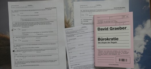 Buch: Bürokratie von David Graeber und Formulare zur Rentenversicherung