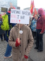 Mädchen mit Schild, Schlossplatz, Stuttgart, 4. April 2026, Foto: Sergej Perelman
