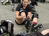 Noch schnell die Skates schnüren – dann kann es losgehen. 