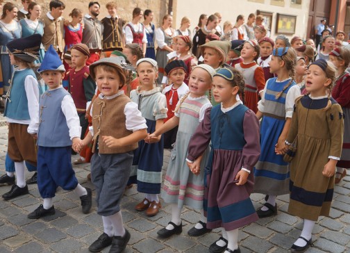 mit Feuereifer dabei - die Augen der Kinderdarsteller verraten die Leidenschaft der Darsteller